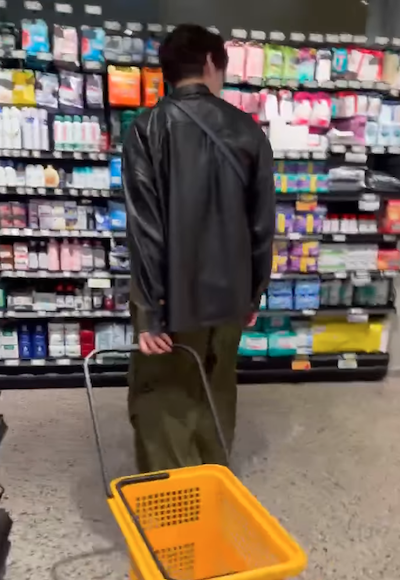 「BGMがドンキ😂」岡田将生、海外のスーパーで買い物をする