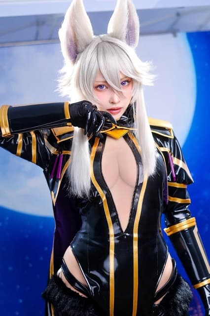 「美しくもカッコいいお姿…」人気レイヤーの〇〇コスにファンメロメロ