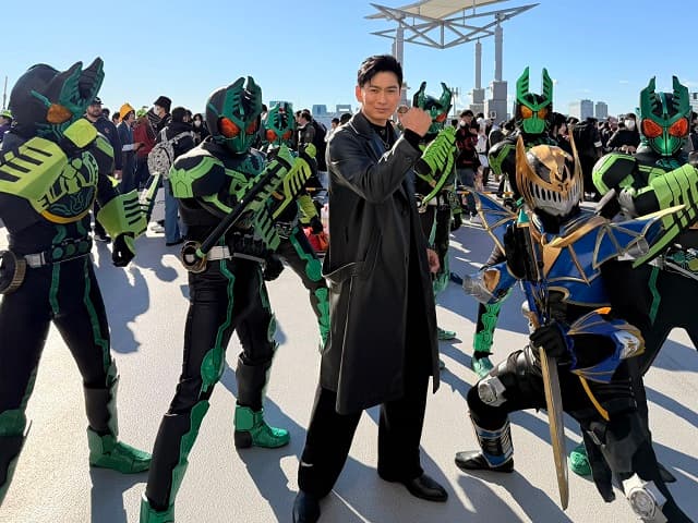 仮面ライダー俳優がコミケに登場！ライダーコスプレに包囲されるレアショットを公開