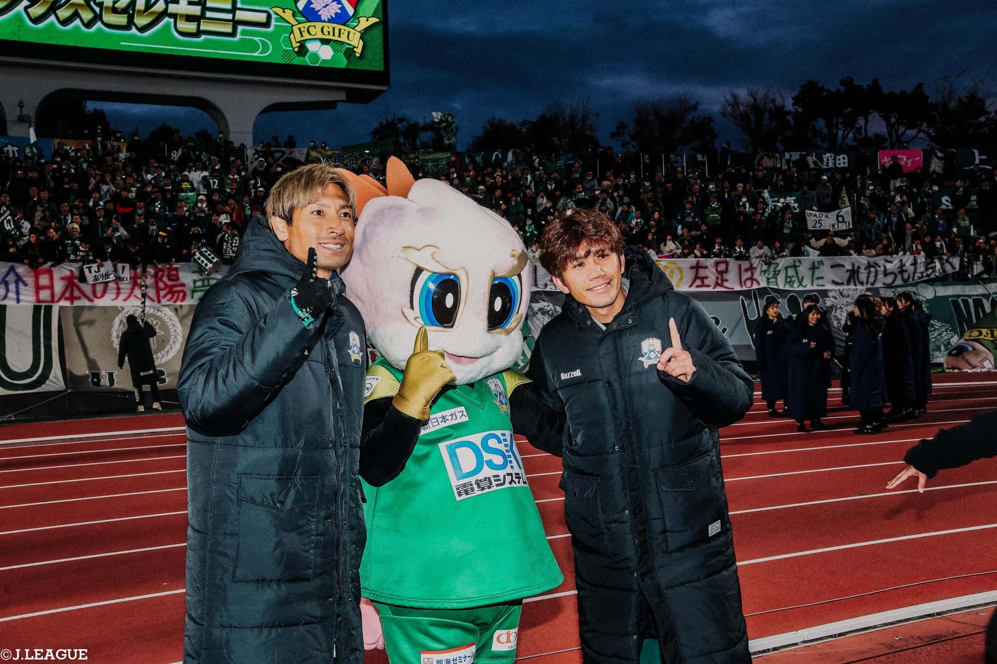 サッカー元日本代表2人の引退セレモニーの様子が公開📸