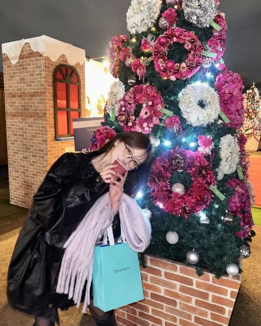 「冬のライトアップは…」 菅野結以、クリスマスマーケットで独自の感性を発揮しファンから反響の声！