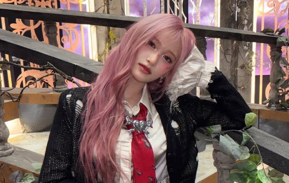 「世界一ピンク髪似合う」韓国アイドル、撮影のオフショットに絶賛の嵐