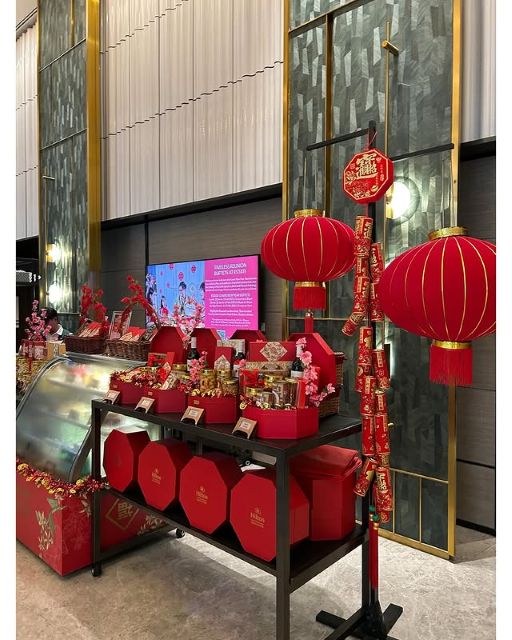 伊東美咲、シンガポールの『赤が映える』色鮮やか春節ショットのおすそ分け！