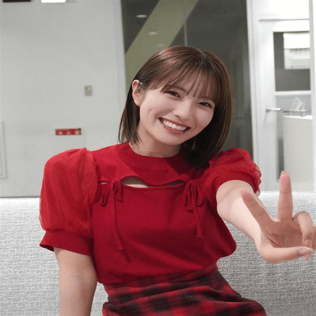 「胸元の絶対領域！？」小嶋花梨が赤色トップスの”男子ときめき”ショットを公開！