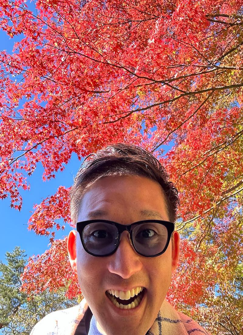 杉谷拳士、秋到来に大興奮🍁 紅葉の前で笑顔も満開