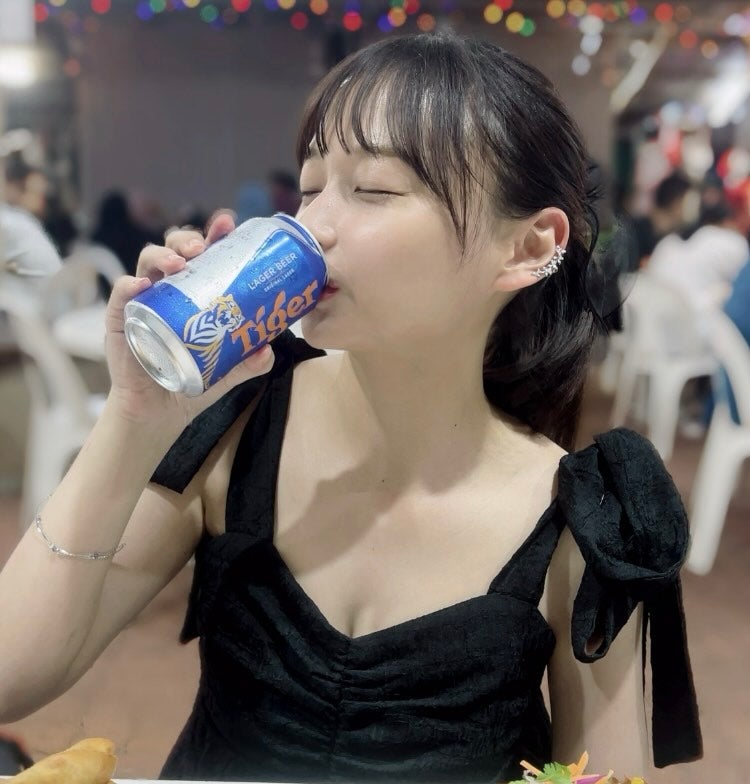 影山優佳 セクシーなワンピース姿を披露