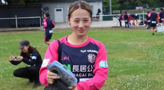 「めっちゃ可愛いな！」美女サッカー選手、ドイツキャンプ中に魅せた”微笑みのエンジェルショット”にファンうっとり