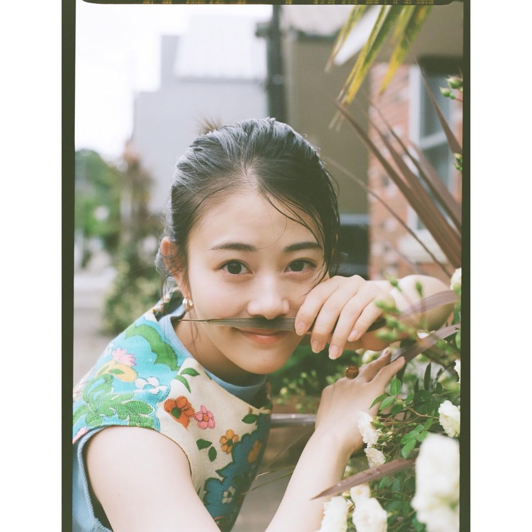 超人気女優が”ちょび髭”姿に 意外なショットが「マジで可愛すぎる」