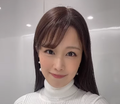 道岡桃子アナ、真っ白なタートルニット姿で朝の挨拶「今日はカレーうどん禁止！」