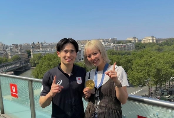 「奥様の願いが叶いましたね」金メダルと共に夫婦でツーショット