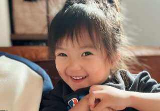 鈴木亜美、2歳娘の“エルボー”に驚愕！「マジで痛い。ほんとに強いです」