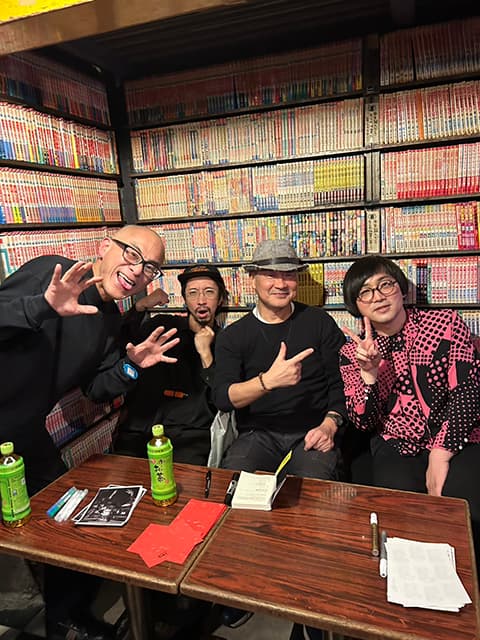 怪談師・いたこ28号、怪談師仲間３人とのオフショットを公開！