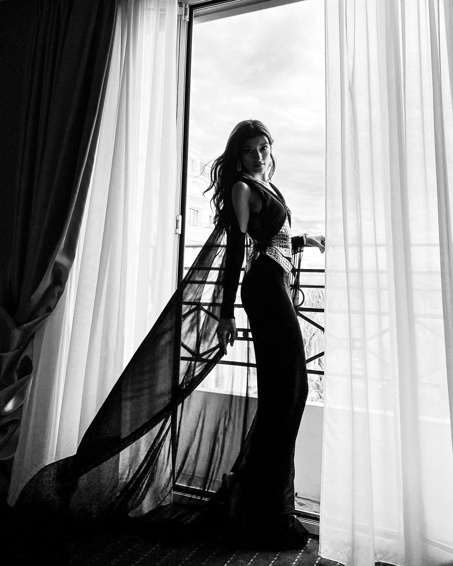 ローラがカンヌに登場🎬スタイル抜群ショットが美しすぎると話題に💓