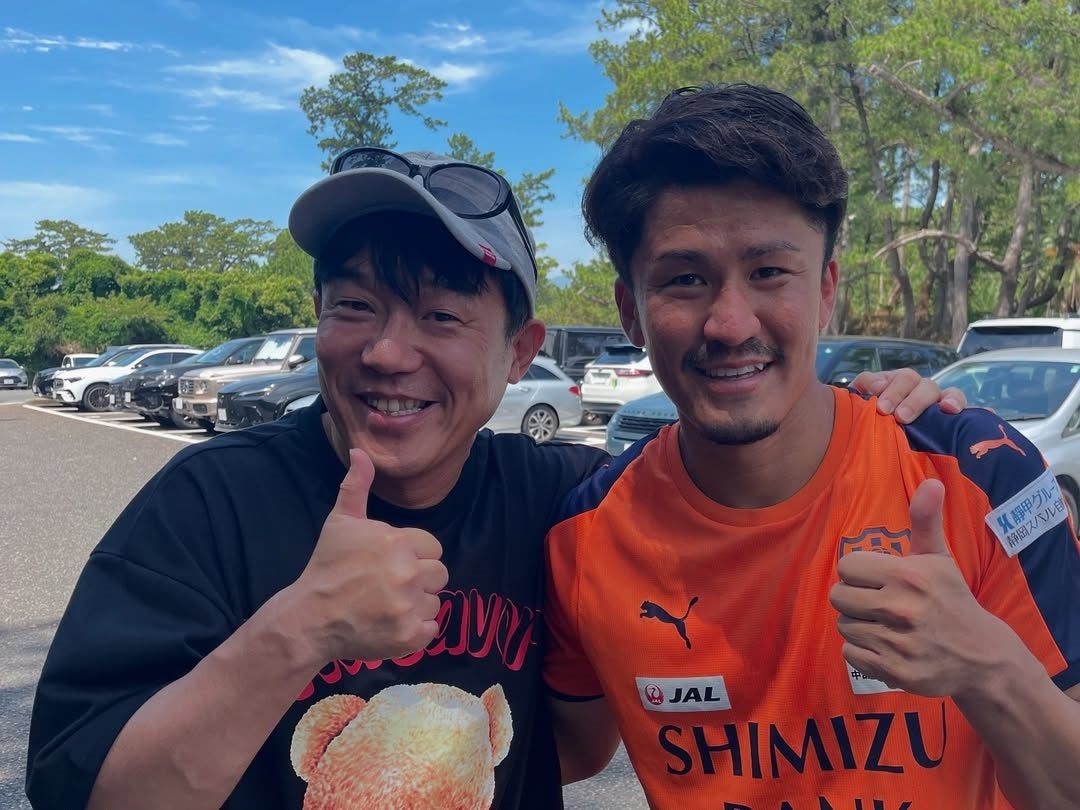 おなじみのペナルティヒデのJリーガーとのツーショット、今回はオレンジ軍団の北爪健吾だ！！