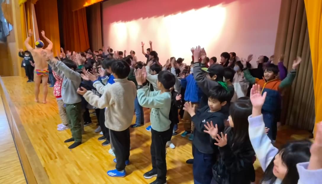 小島よしお、50人超え！？想像以上にステージに上がってきてくれて・・・