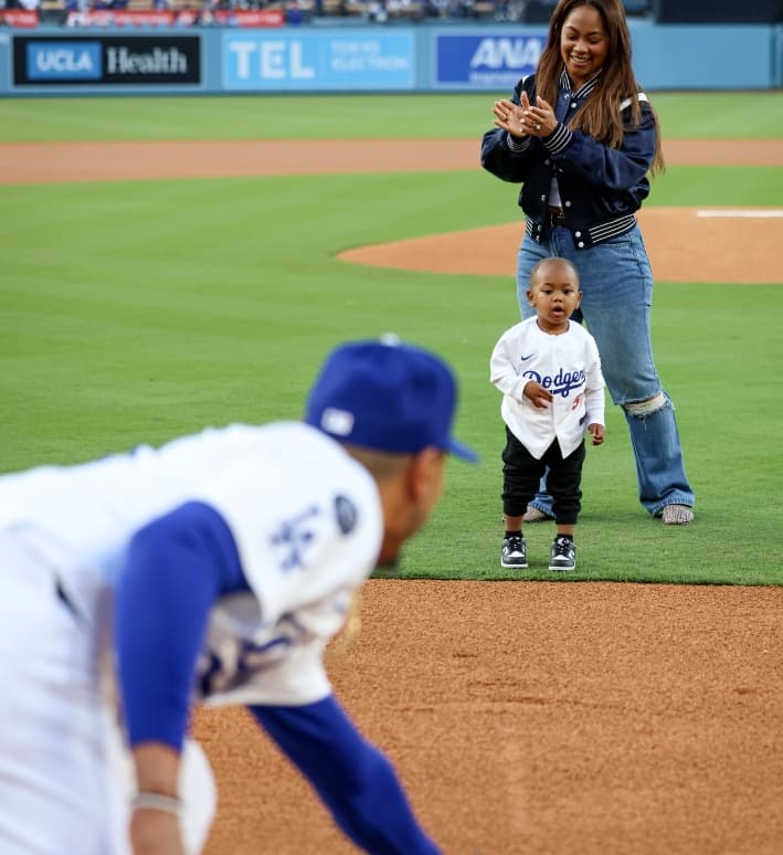 「パパより主役⁉」ムーキー・ベッツの娘・カイちゃん、始球式で観客の心をわしづかみ！