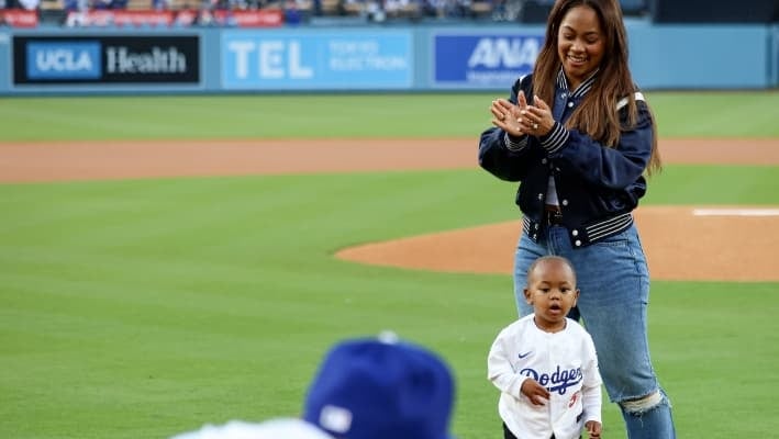 「パパより主役⁉」ムーキー・ベッツの娘・カイちゃん、始球式で観客の心をわしづかみ！