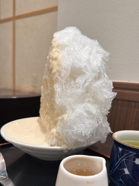 石田ひかりの「角度な」写真たちが話題。甘酒ジンジャー氷が魅せた芸術的シルエットに注目