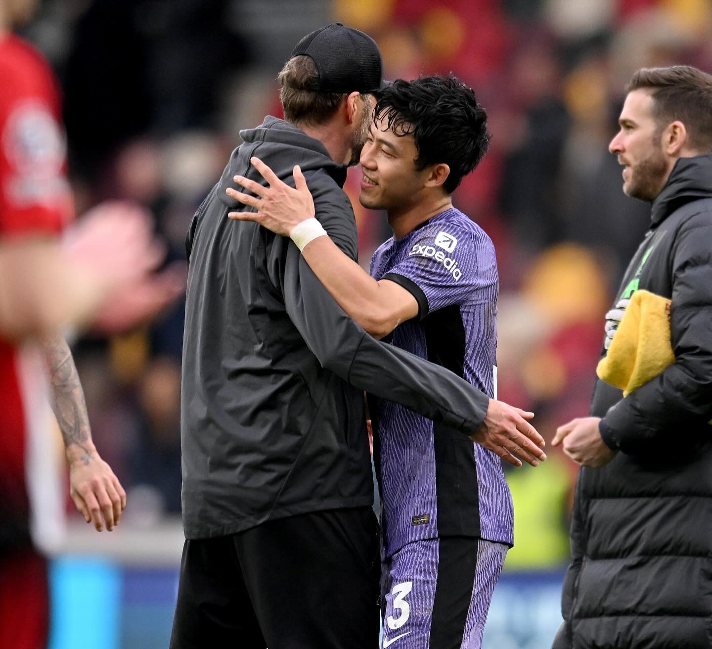 遠藤航がフル出場で勝利貢献🔥監督との熱い抱擁も👀