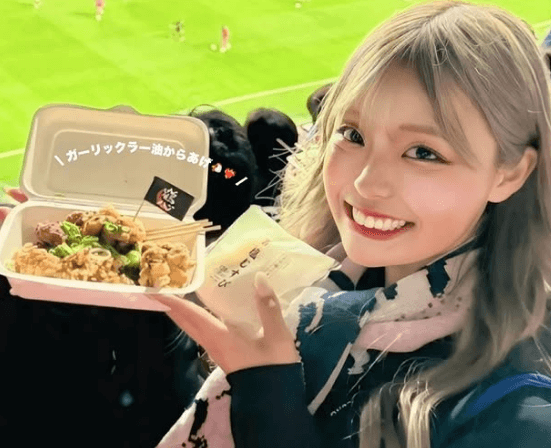「最高のスマイル」サッカー美女子、スタジアムで見せた微笑みの”カラアゲ・ショット”にファン惚れ惚れ「可愛い！」