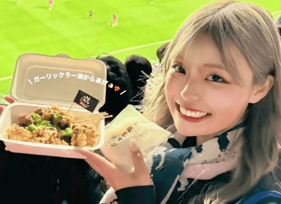 「最高のスマイル」サッカー美女子、スタジアムで見せた微笑みの”カラアゲ・ショット”にファン惚れ惚れ「可愛い！」