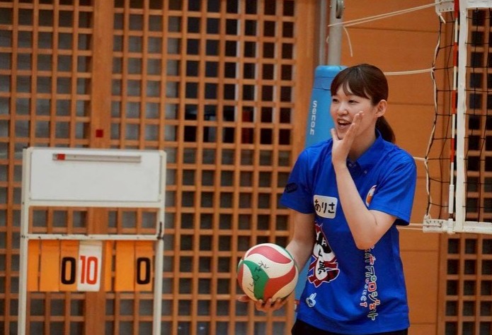 井上愛里沙、母校でバレーボール教室！櫻井由香＆中川千世と子どもたちに笑顔を届ける