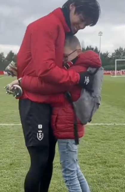 SNSで話題を呼んだファンが伊東純也と夢の面会