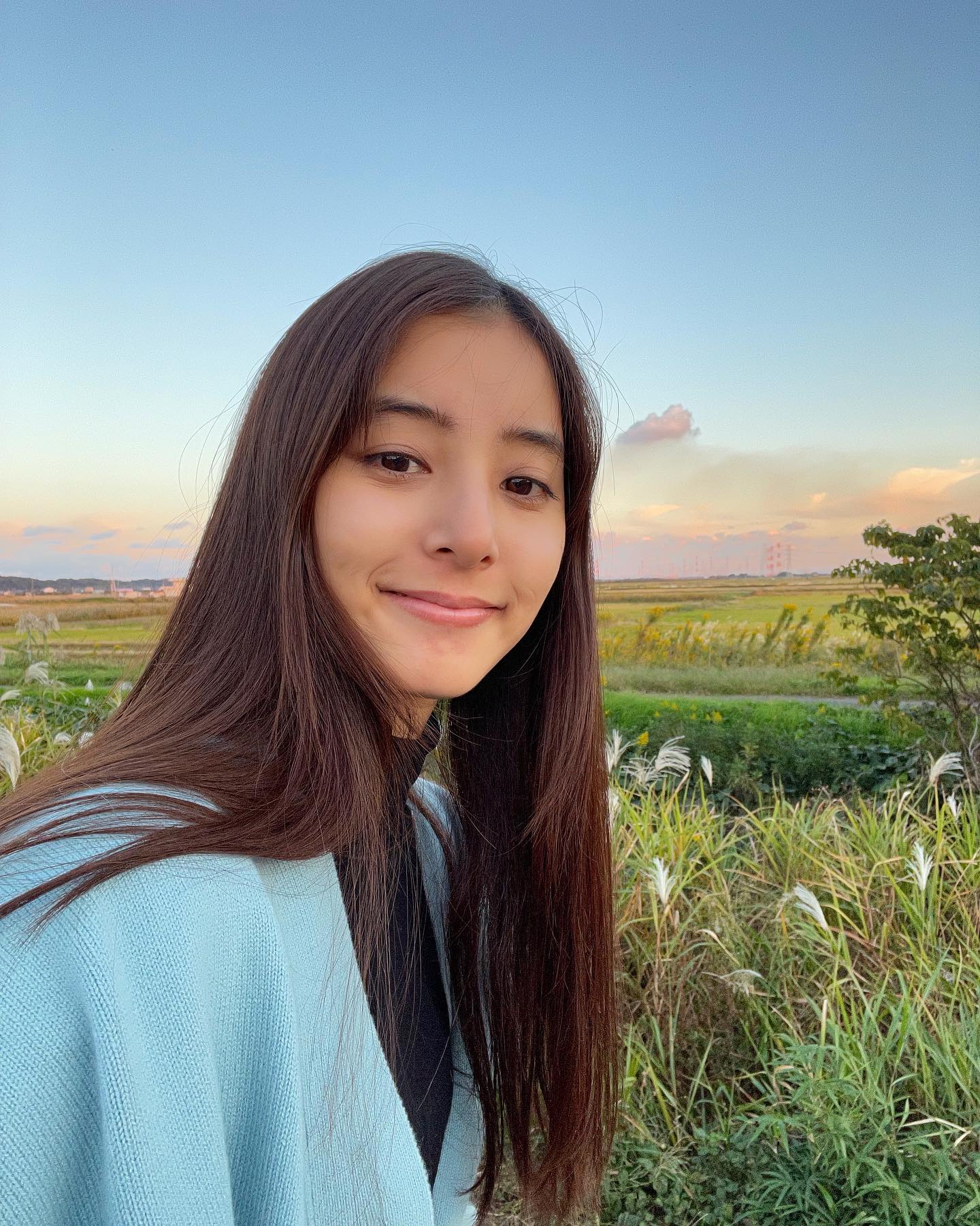 新木優子が夕陽をバックに美しい自撮りを公開💖