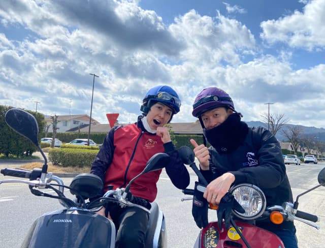 元JRA騎手の藤井勘一郎、2人の若手ジョッキーを激写し「バイクで併せ」と競馬用語をうまく活用