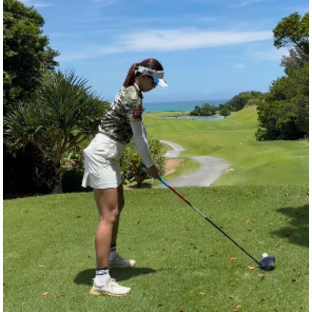 プロゴルファー・沓澤莉子、南国の青空の下でゴルフを楽しむ「Aloha〜って感じ」