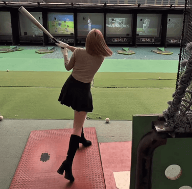 「打てるの凄いし楽しそう」ゴルフ美女子、野球ガールのスイッチ・オン！乙女コーデで挑む”バッセンムービー”に反響「チームにスカウトしたい」