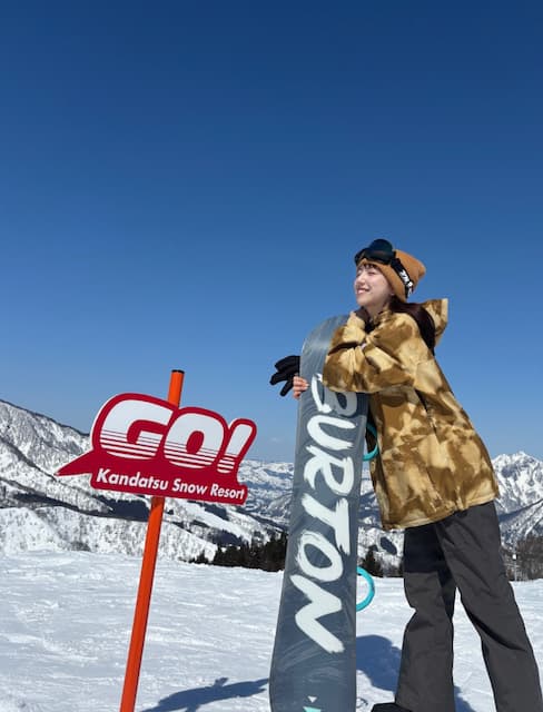 元乃木坂46・新内眞衣、学生時代ぶりにスノーボードを楽しむ！