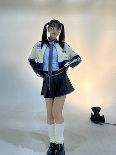 人気女優 絶対領域あらわな超ミニスカショット公開 