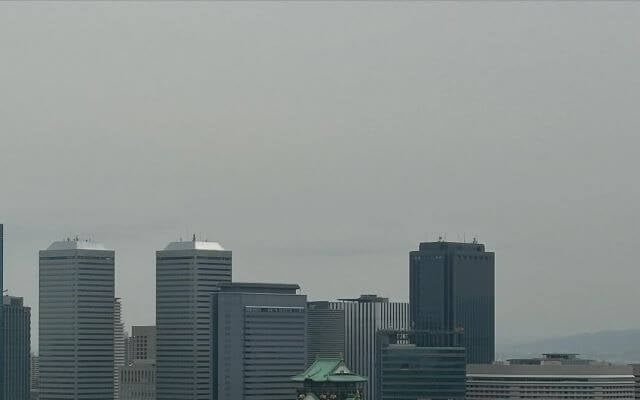 塩見泰子が伝える、大阪城とビル群に広がる曇り空の静寂