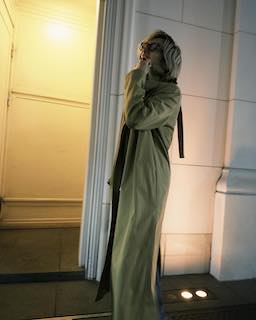 「かっこよすぎて頭抱える…」イケメン俳優の夜のお散歩ショットにファン悶絶