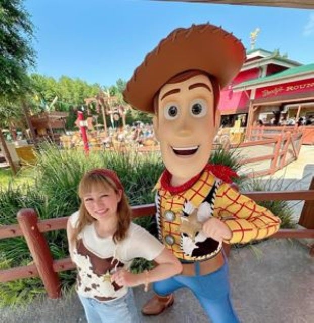 伊藤かりん、上海ディズニーでウッディと全力シンクロ！太もも比較に思わず涙