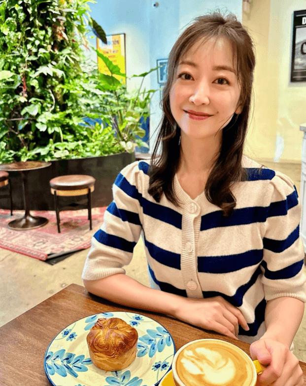 黒川智花、ニューヨークのカフェでまったり！おしゃれな店内と美味しいパンに癒される