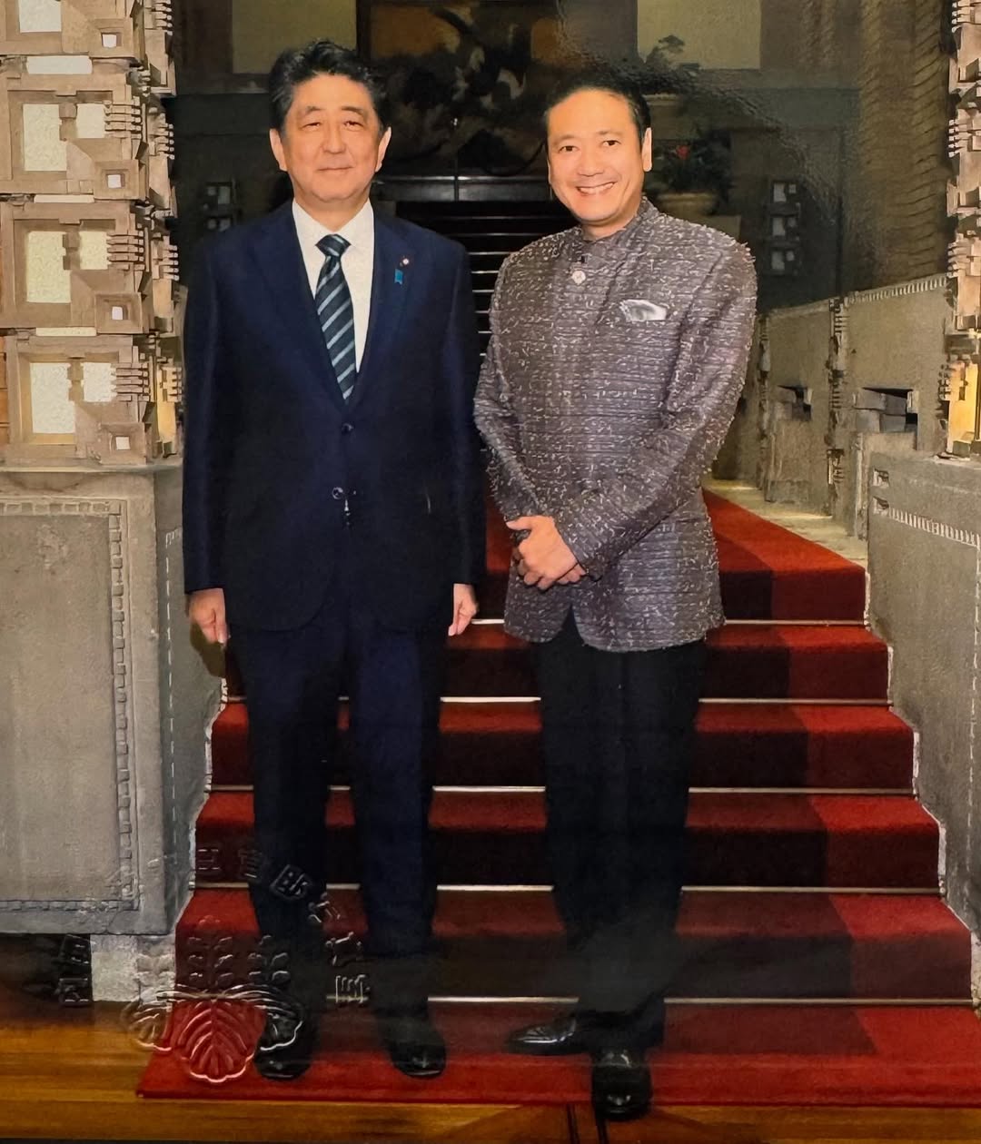 「耳を疑った悲報から今日で3年…」鎧塚俊彦、安倍晋三元首相との2ショットで冥福を祈る