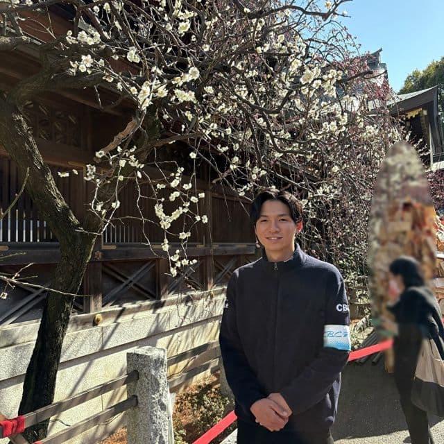 CBC佐藤楠大アナ、満開の梅に囲まれ笑顔！湯島天神で春の息吹を伝える