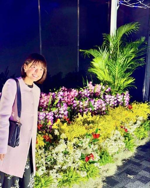 乙葉、『世界らん展2025―花と緑の祭典―』へ！美しいらんの花バックの笑顔が相変わらずの可愛さと話題！