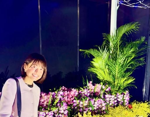 乙葉、『世界らん展2025―花と緑の祭典―』へ！美しいらんの花バックの笑顔が相変わらずの可愛さと話題！