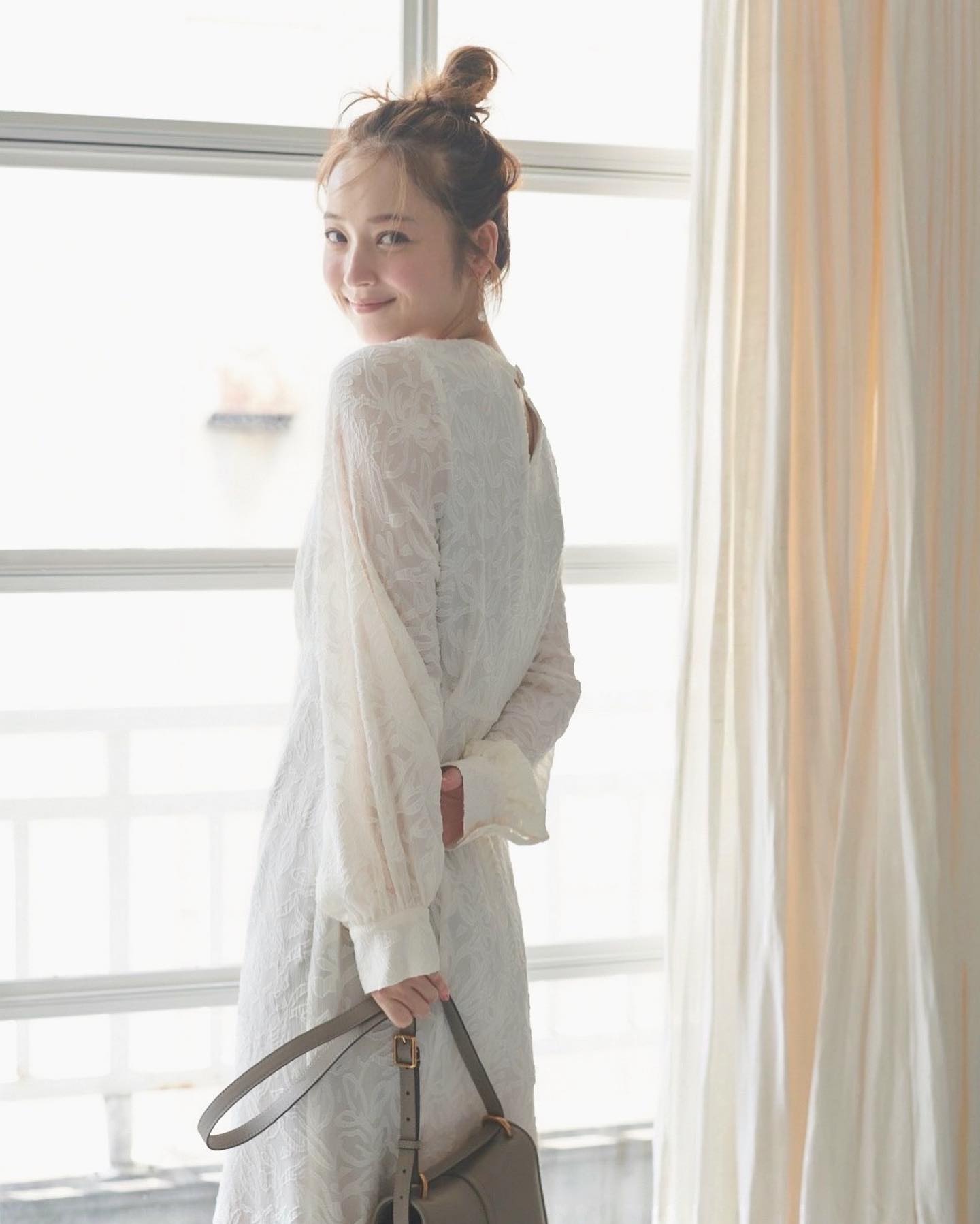 佐々木希が私服を公開✨あまりの美貌に「天使ですか 👼🏻」