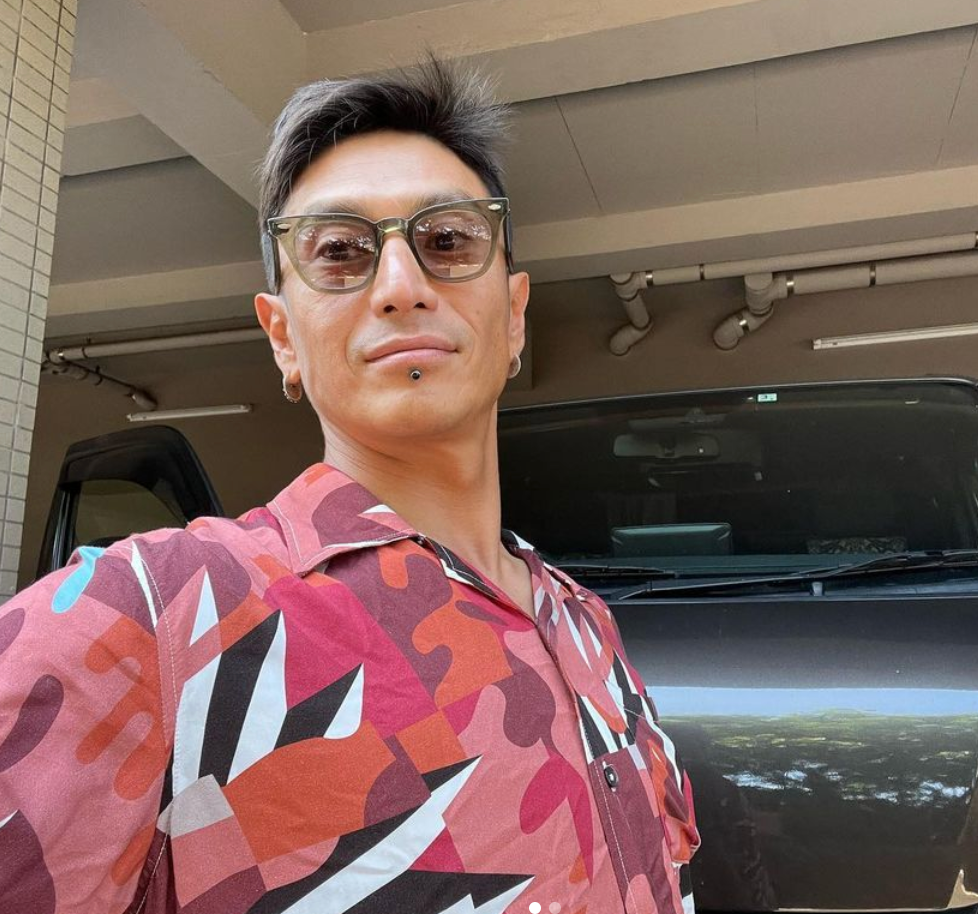 伊勢谷友介さんが海パン姿で”腰をチラ見せ”🏖「大人のオシャレ代表❗️」