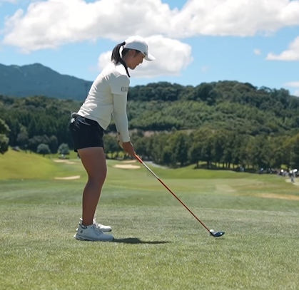 「フェード極まる！」渡邉彩香が魅せた渾身ティーショット！単独首位浮上の瞬間に熱視線