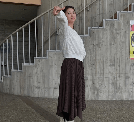 「どのポーズも可愛い！」美女アナウンサー、”なんちゃって・ジョジョ立ちポージング”披露にファンの魂が荒ぶる！「決まってますね」