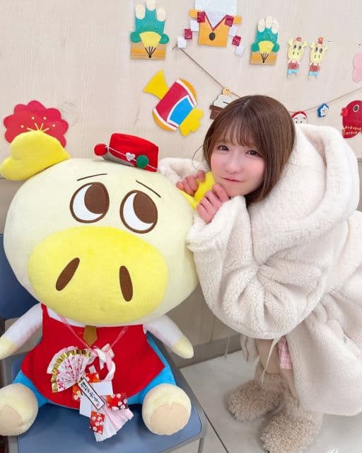 「いっぱい買えたかな？」大食いアイドル・もえあず、年末年始の買い物で巨大バッグを持ってポーズ！