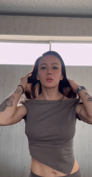 筋トレ女子・倉地美晴、美ヘソあらわなトレーニング後の動画を公開！