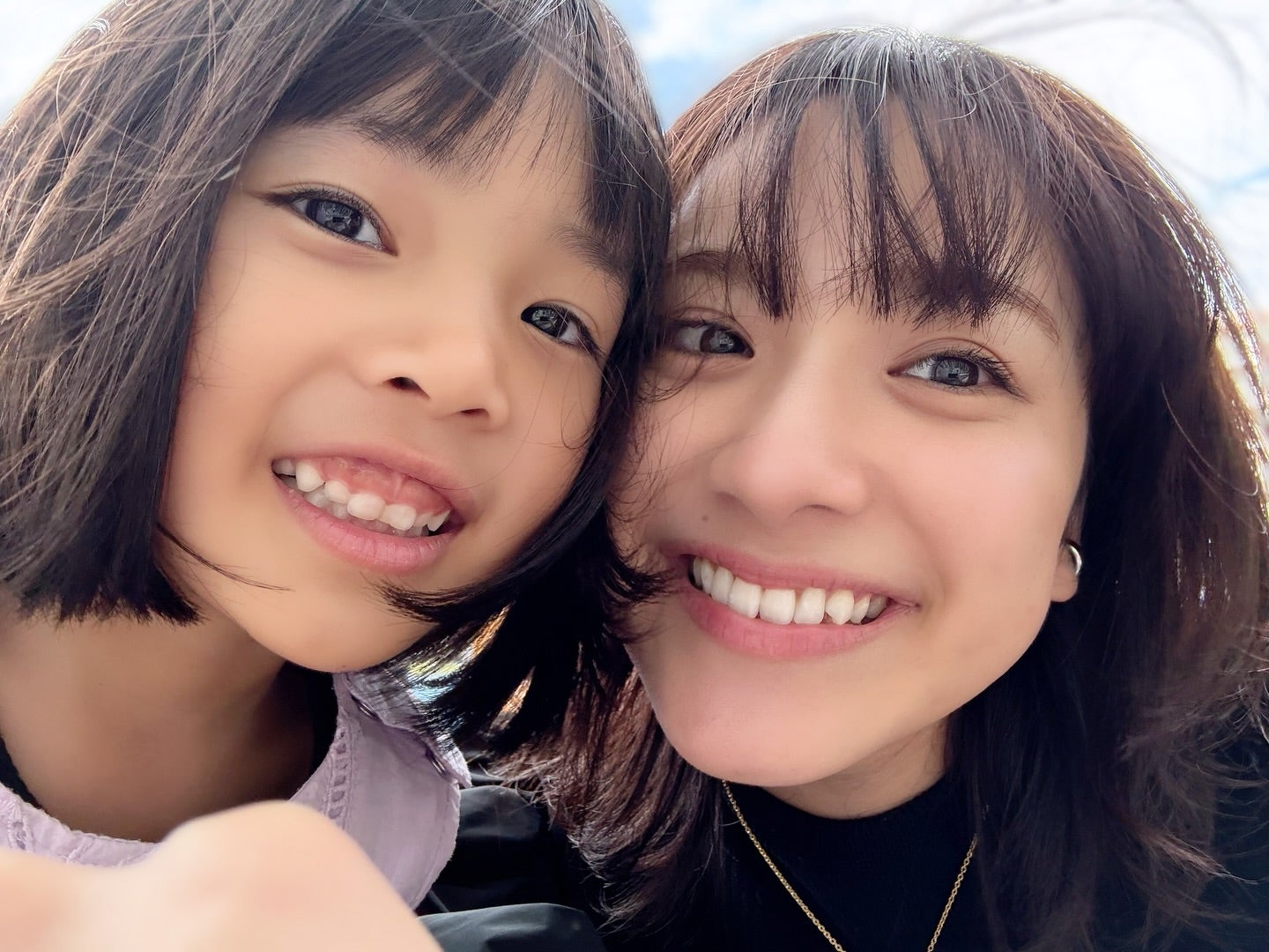 笑顔そっくりの2人 平祐奈が21歳差の親友の誕生日を祝福