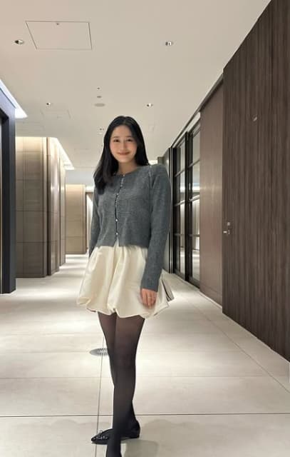 浅野杏奈が愛らしいスカート姿で美脚を披露！ファンを虜に⁉