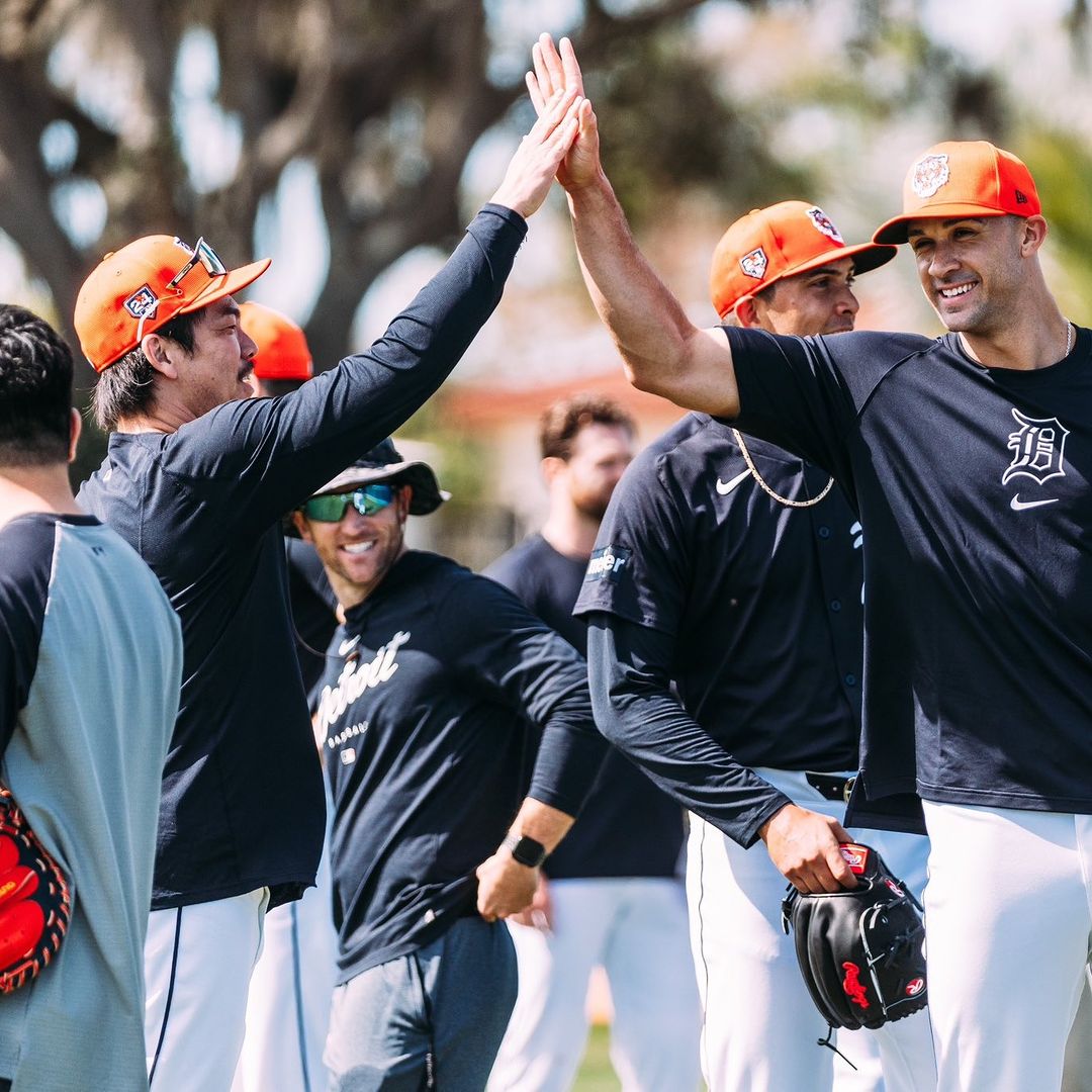 前田健太が新加入の同僚とハイタッチ🙌「 イイネ‼️歓迎ムード‼️」